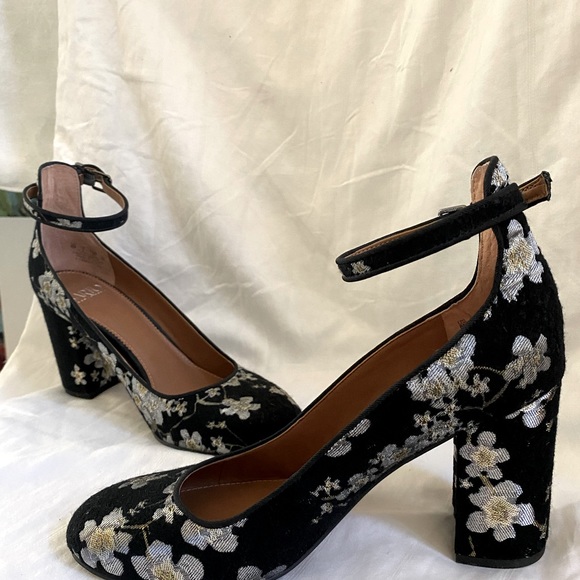 Franco Sarto Tapestry ankle strap pumps.  Size 8, 3.5”heels. Perfect condition - Picture 2 of 10